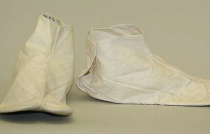 Tất Tabi làm bằng vải cotton giấy vào thế kỷ 17.